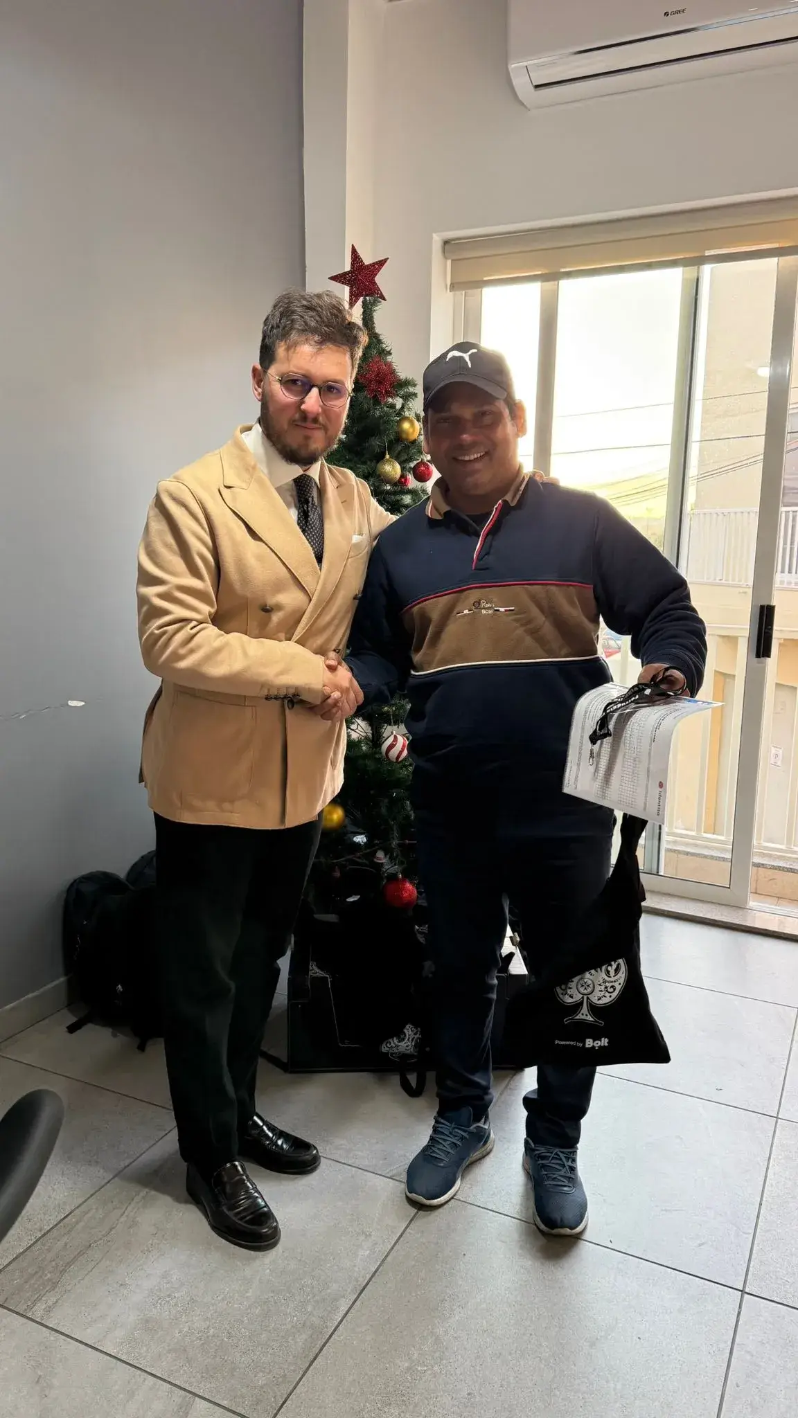 Handshake between Fabrizio Ferruggia and an employee